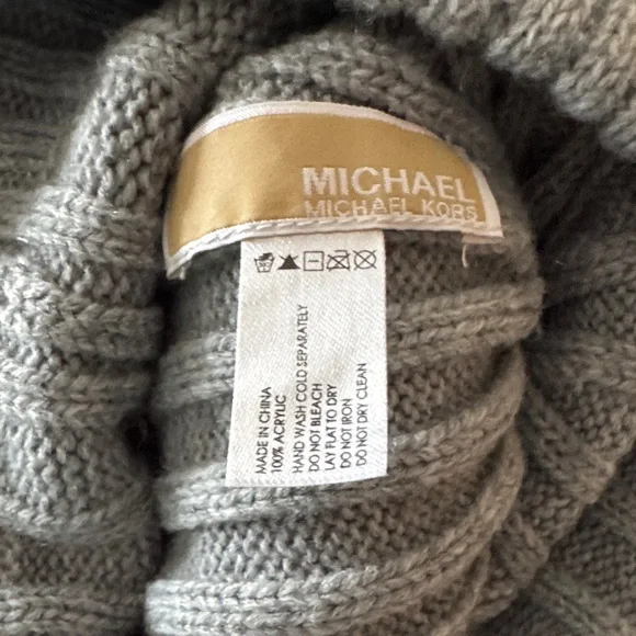 Michael Kors Beanie with Silver logo - Picture 4 of 4